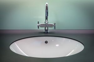 jak urządzić małą łazienkę w bloku bez okna